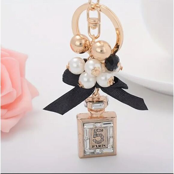 Luxurious No.5 Paris Pearl Keychain Bag Charm - Picture 1 of 2